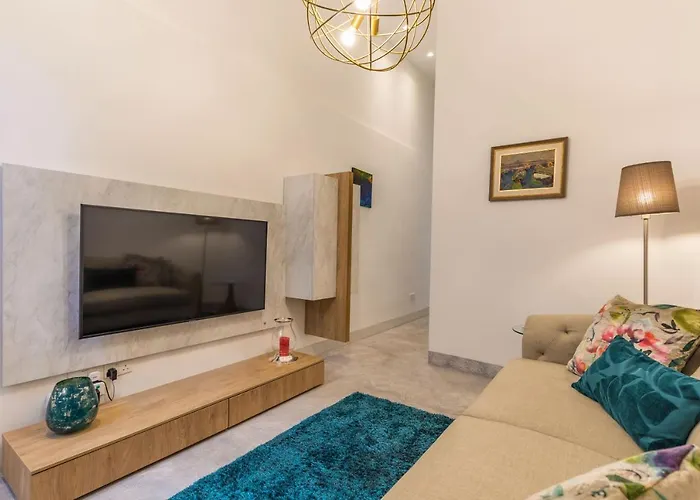 Luxurious One Bedroom Duplex Maisonette * Sliema